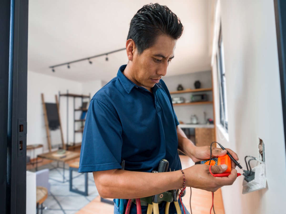 electrician test outlet with multimeter